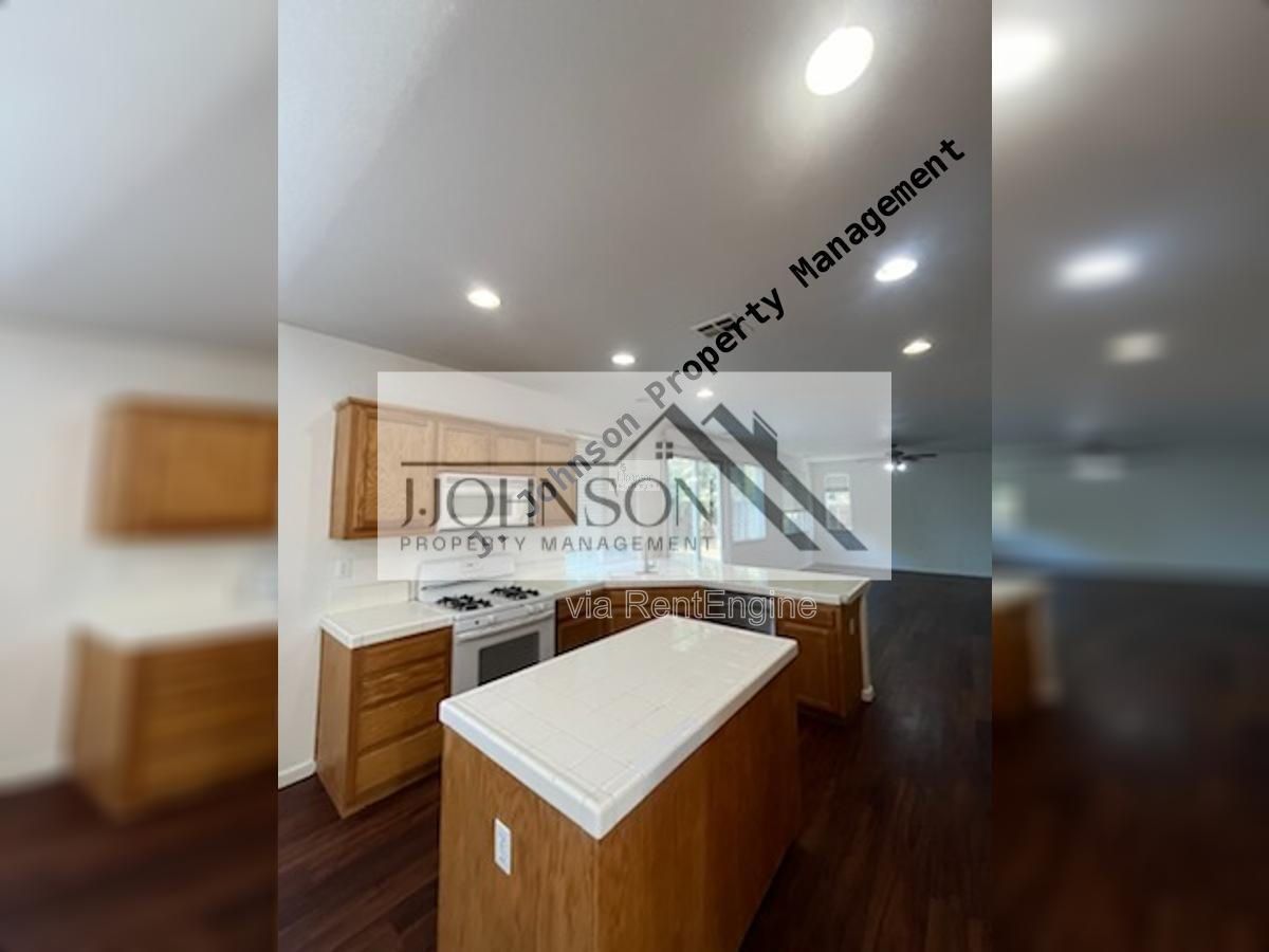 Available NOW 4 bed 3 bth property image
