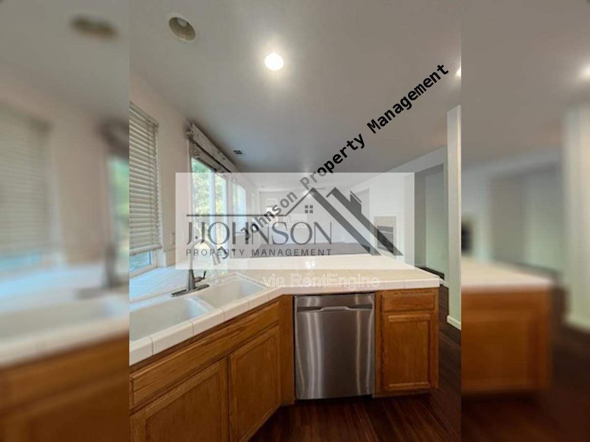 Available NOW 4 bed 3 bth property image